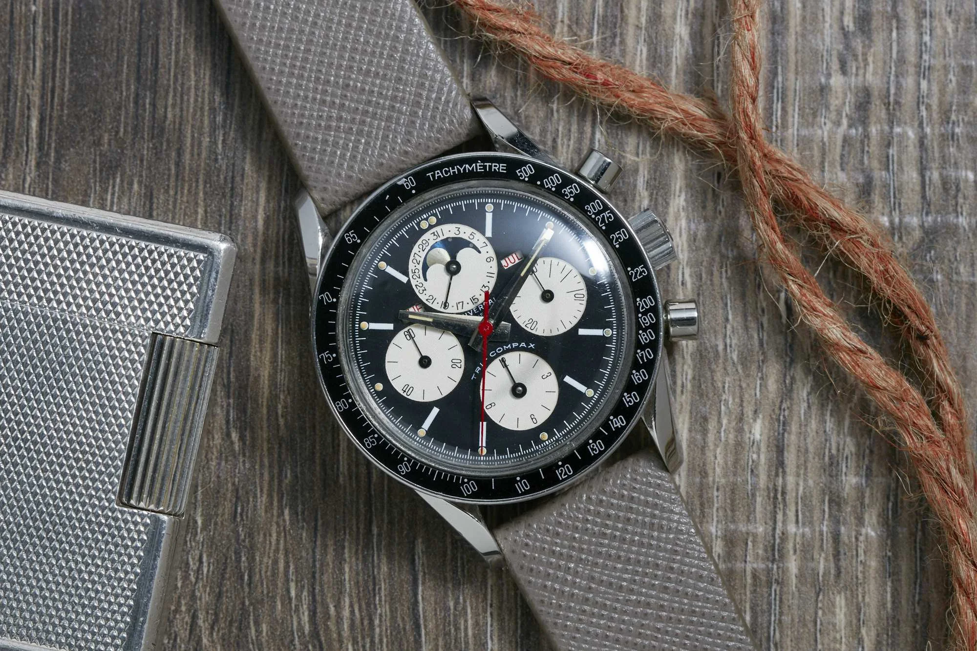 Universal Geneve Tri-Compax Ref. 881101/02. Photo courtesy of analog/shift
