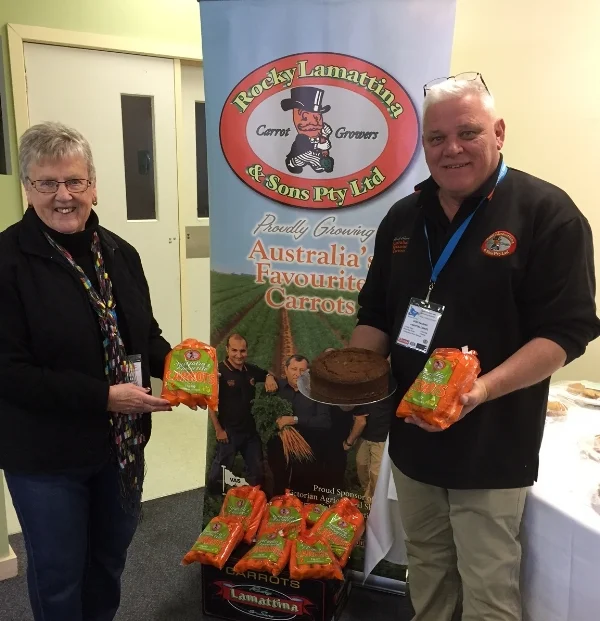 Geoff Halliwell and Robyn Johnson holding the winning carrot cake