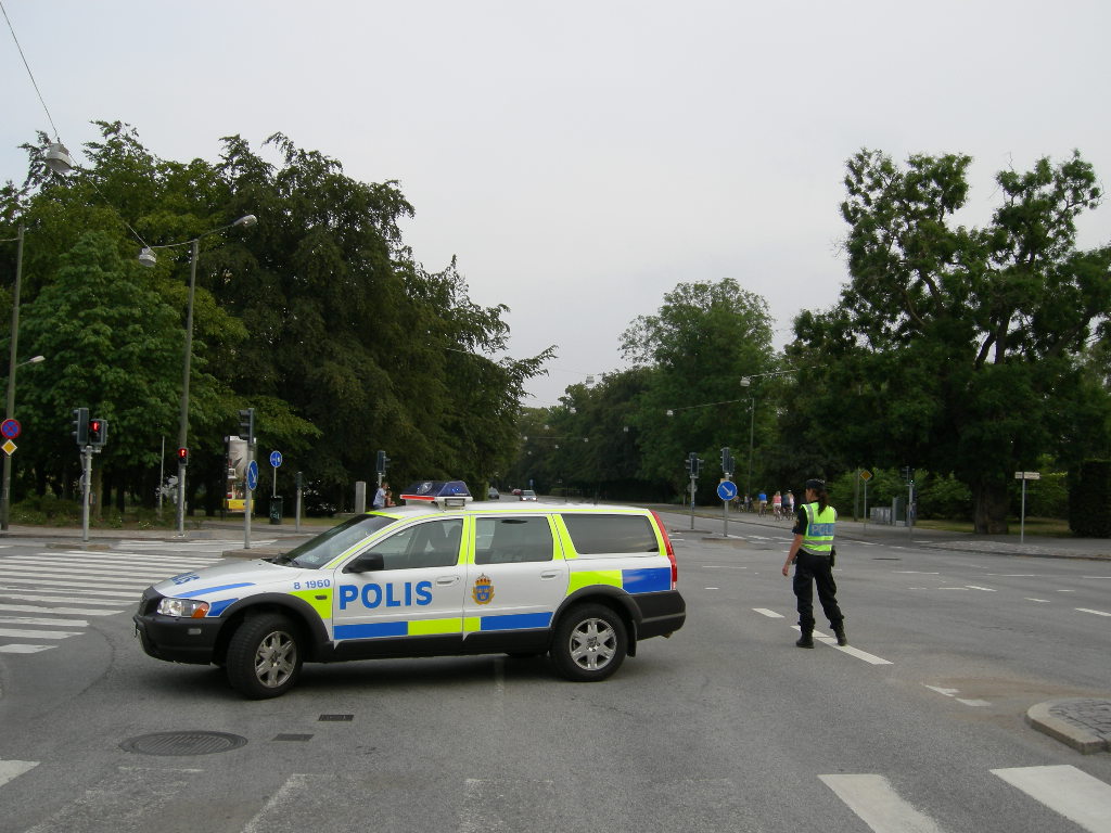 Trafikdirigering under ett av de arbetspass som jag gjort i Malmö. Har genomfört fältstudier här ett flertal gånger på olika enheter, bl.a. Rosengård och polisstationen Davidshall. Under ett arbetspass låg en s.k. A-lagare full vid en port. Jag försökte prata med honom, varpå han oförstående tittade upp och på bred Malmömål sade: "Can you speak english?". Min kollega som också hade denna dialekt uppvisade en stor förnöjsamhet över detta uttalande. 