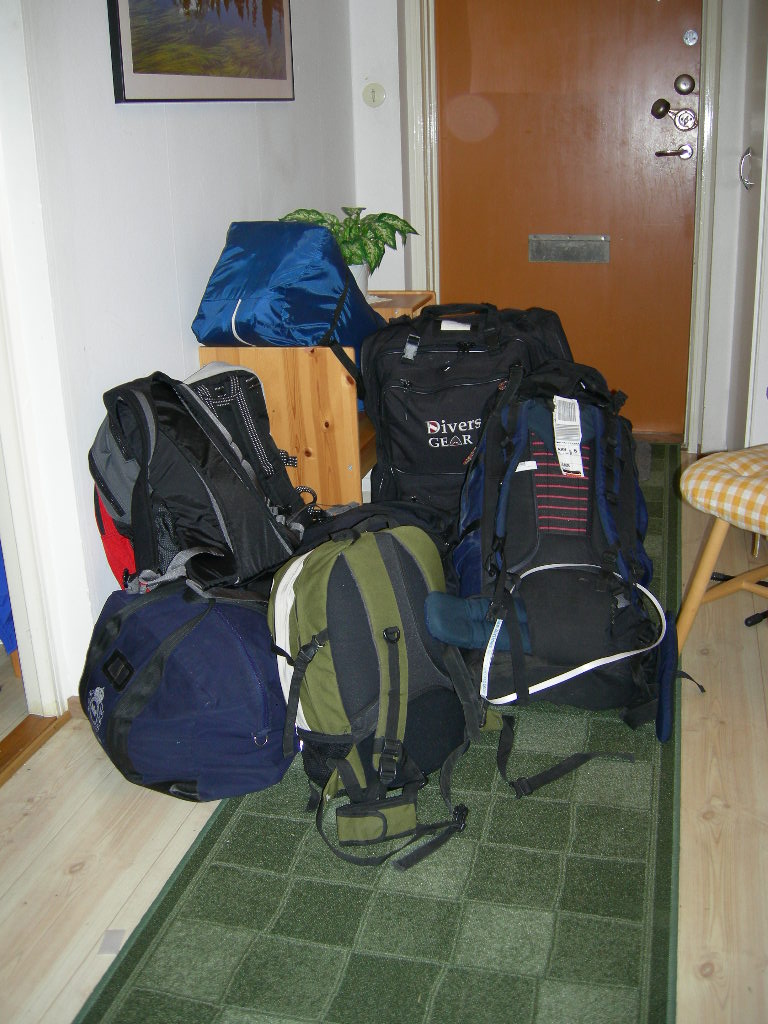 Packningen är ofta stor... Förutom tält, sovsäck och all utrustning för tjänstgöring i yttre tjänst (vilket innebar olika uppsättningar av uniformer) så har jag som princip att träna varje dag. Om jag ska vara borta 14 dagar behövs därför även träningsutrusning och bl.a. 14 svarta T-shirtar, 14 kalsonger och 14 par strumpor...