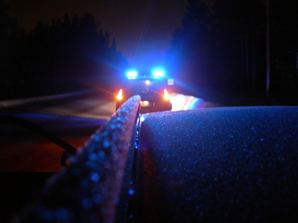 Denna bild är tagen några mil norr om Östersund en kall vinternatt. Vi mötte en efterspanad bil. Efter att ha stoppat bilen transporterade vi in den till Östersund. I Östersund har jag arbetat ett flertal gånger. Av en slump har jag lyckats pricka in ett par Storsjöyror. Då är det mycket att göra. Ordinarie verksamhet måste bemannas även om det är festival. Ett år när jag jobbade visade det sig att jag hade fler tjänsteår än alla i turlaget tillsammans. Alla ordinarie arbetsledare arbetade på Storsjöyran och man kom fram till att det bästa var att jag blev yttre befäl med stöd av någon som hittade bra. Det var roligt och polismyndigheten bjöd dessutom på hotell. På ledig tid mellan passen har jag ofta, förutom att träna, genomfört intervjuer, bl.a. med chefer på olika nivåer. I Östersund jobbade jag faktiskt i yttre tjänst tillsammans med den högsta chefen som deltog vid en trafikkontroll vid ett tillfälle. Det är bra att de högre cheferna deltar i den yttre verksamheten ibland.