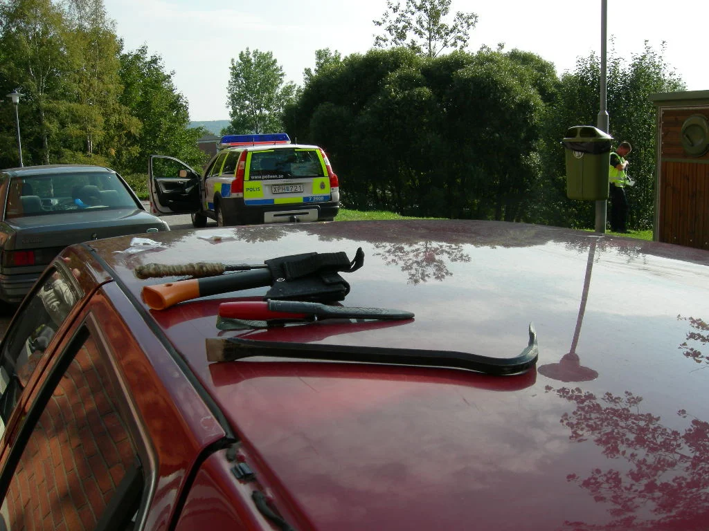 En trafikkontroll i Sundsvall som resulterade i ett kortare efterföljande. Bilen stannade inte när vi gick ut i vägen och gjorde stopptecken. Vi körde efter och bilen kom till en återvändsgränd. De i bilen sprang, men blev snabbt upphunna. I bilen fanns diverse saker bl.a. ett par mindre redlinespåsar med amfetamin (ligger framför verktygen på bilden).