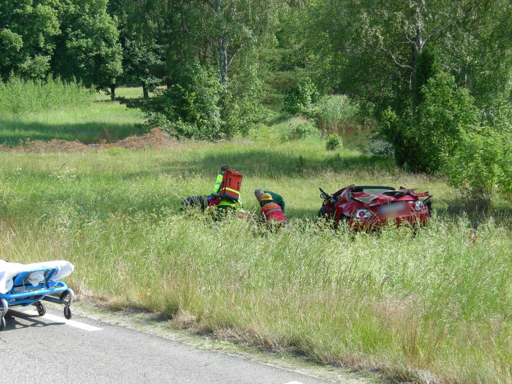 Vissa typer av händelser inträffade alltför ofta - oavsett var i landet man var. Här en sådan typ av händelse. En trafikolycka. Platsen för olyckan var Växjö - intill en sjö. I det här fallet blev ett vittne så chockat att hon inte kunde köra sin bil. Vi körde hem både henne och bilen. Ett uppdrag som inte ger några poäng när det är "pinnar" som räknas.