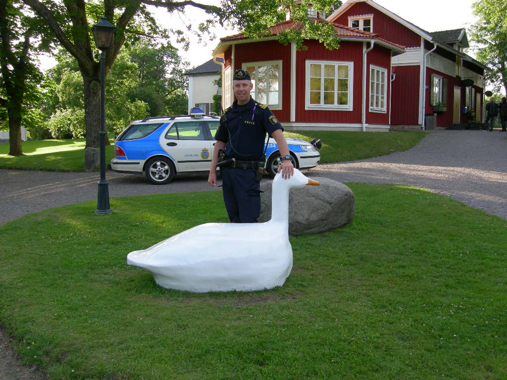I exempelvis Sunne, som ligger några mil söder om Torsby var det å andra sidan naturligt att stanna till vid Selma Lagerlöfs museum och ta ett kort med mig och gåsen. Nils Holgersson reste runt landet på en gås - jag i en polisbil...