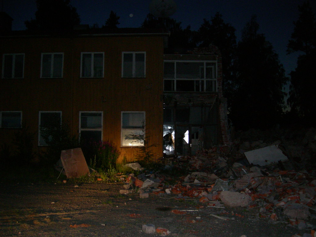 På vissa ställen kom jag i kontakt med nedlagda delar av samhällen som gav närmast ett spöklikt utseende. Här en plats som vi besökte när jag arbetade i Hallsberg. Det var inte bara ett hus - utan ett helt område med tomma hus. Om jag inte minns fel inrymde delar av denna fastighet tidigare ortens konsumaffär. På senare år har jag dock märkt att vissa sådana här områden har fått liv och rörelse i egenskap av flyktingförläggningar.