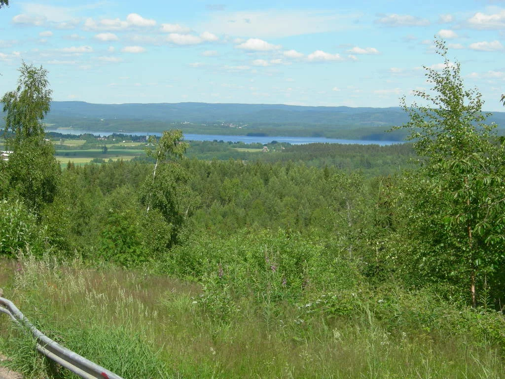 Även om jag överallt i Sverige kommer i kontakt med olika former av misär och tråkigheter så är det ingen tvekan om att det finns otroligt många vackra och idylliska platser. Kortet är taget i Värmland på en liten väg öster om Arvika.
