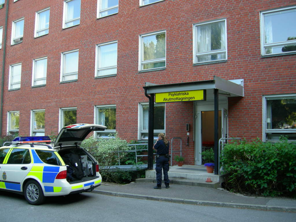 På samma sätt fick jag bekanta mig med var de psykiatriska klinikerna låg runt om i landet. Polisens arbetsuppgifter handlar mycket om att skjutsa psykiskt sjuka. Ibland mellan olika vårdinrättningar - som i det här fallet i Lund.