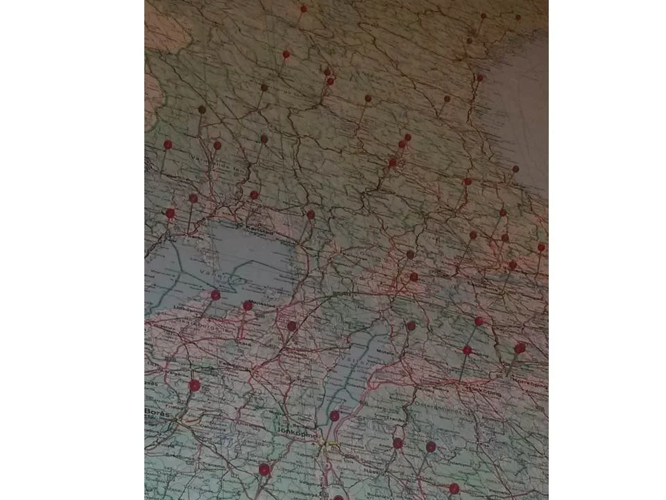 Ett antal av de drygt 100 orter från Ystad i söder till Kiruna i norr där den patrull som jag ingått i har utgått ifrån. Ofta täckte dessa patruller fler orter så skulle alla orter som jag arbetat i markeras med nålar skulle kartan bli helt full.