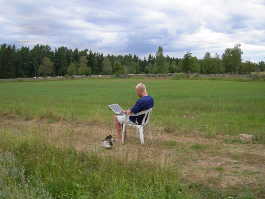 Det är nämligen så att det följer någon form av arbete efter varje fältstudiepass. När jag exempelvis arbetade med datainsamling till rapporten: "Vad gör egentligen polisen?" som den här bilden är hämtad ifrån tog det 2-3 timmar efter varje pass för att sammanställa informationen, d.v.s. ungefär en månads effektivt arbete bara för att sammanställa grunddata. Sedan återstår analys och rapportskrivande.