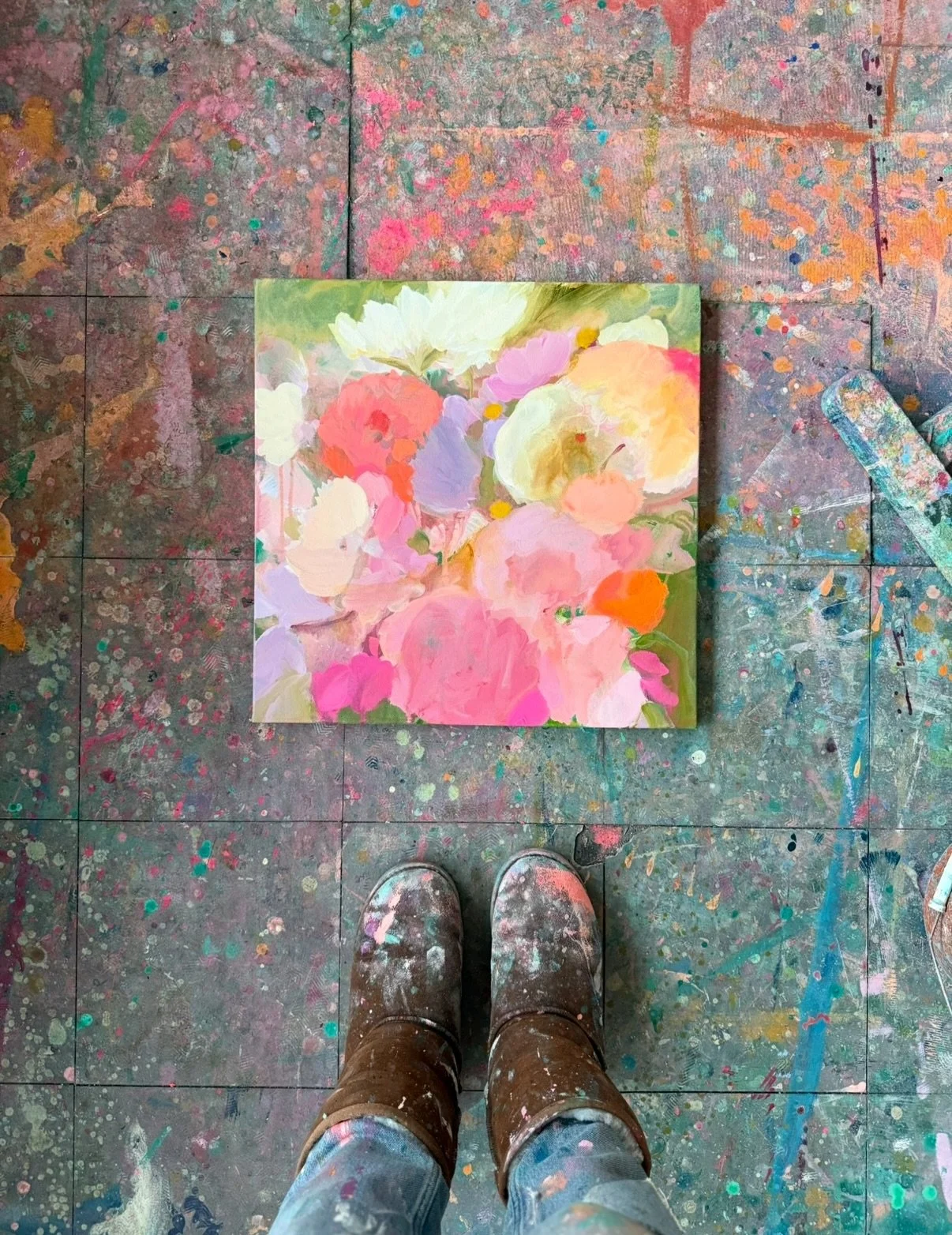 Something a bit different from the studio tonight 🌸
&bull;
I made this painting alongside another as I was working on a special floral commission for a client who grows her own flowers . I love it . I find that working on a few at the same time take