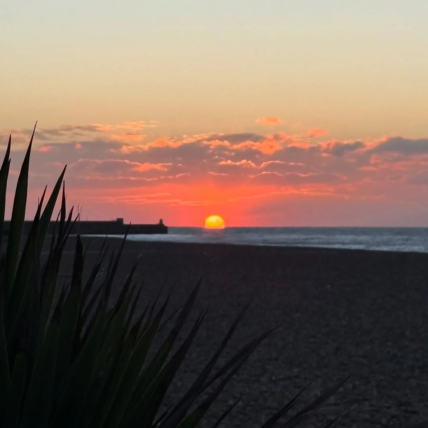 Happy Christmas to you all !✨✨✨✨
A beautiful Sunrise this morning from Brighton x
&bull;
#sunrise
#brighton
#traditions
#christmassunrise
