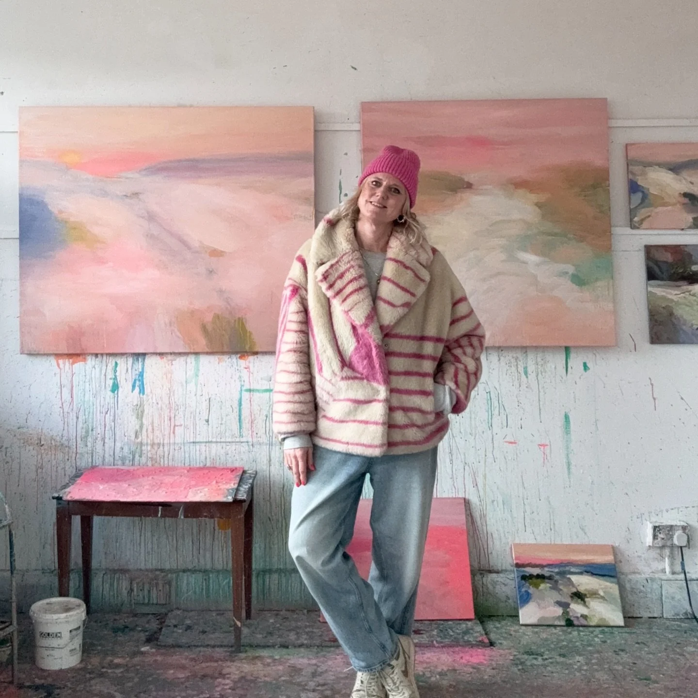 I was definitely wearing the right coat to the studio today 🌸The sunlight was back and my lovely space was full of light ! It&rsquo;s been a fab week of progress on these snowy ones behind me &hellip;the one on left is nearly finished now . 
&bull;
