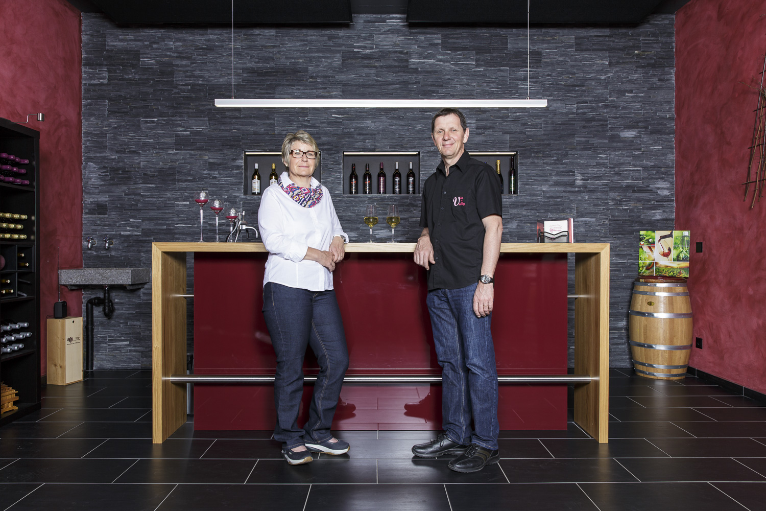 Vignerons dans leur salle de dégustation à Mur dans le Vully