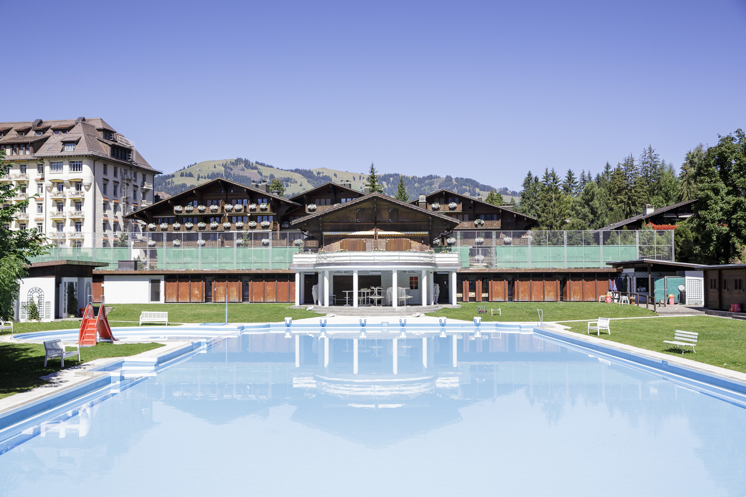 Piscine de Beda Hefti devant le palace de Gstaad dans le Canton de Berne