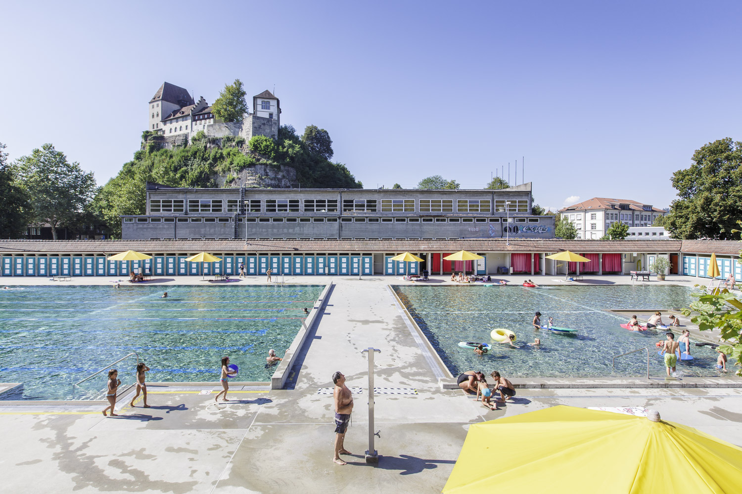 Château derrière la piscine de Berthoud ou Burgdorf dans le Canton de Berne