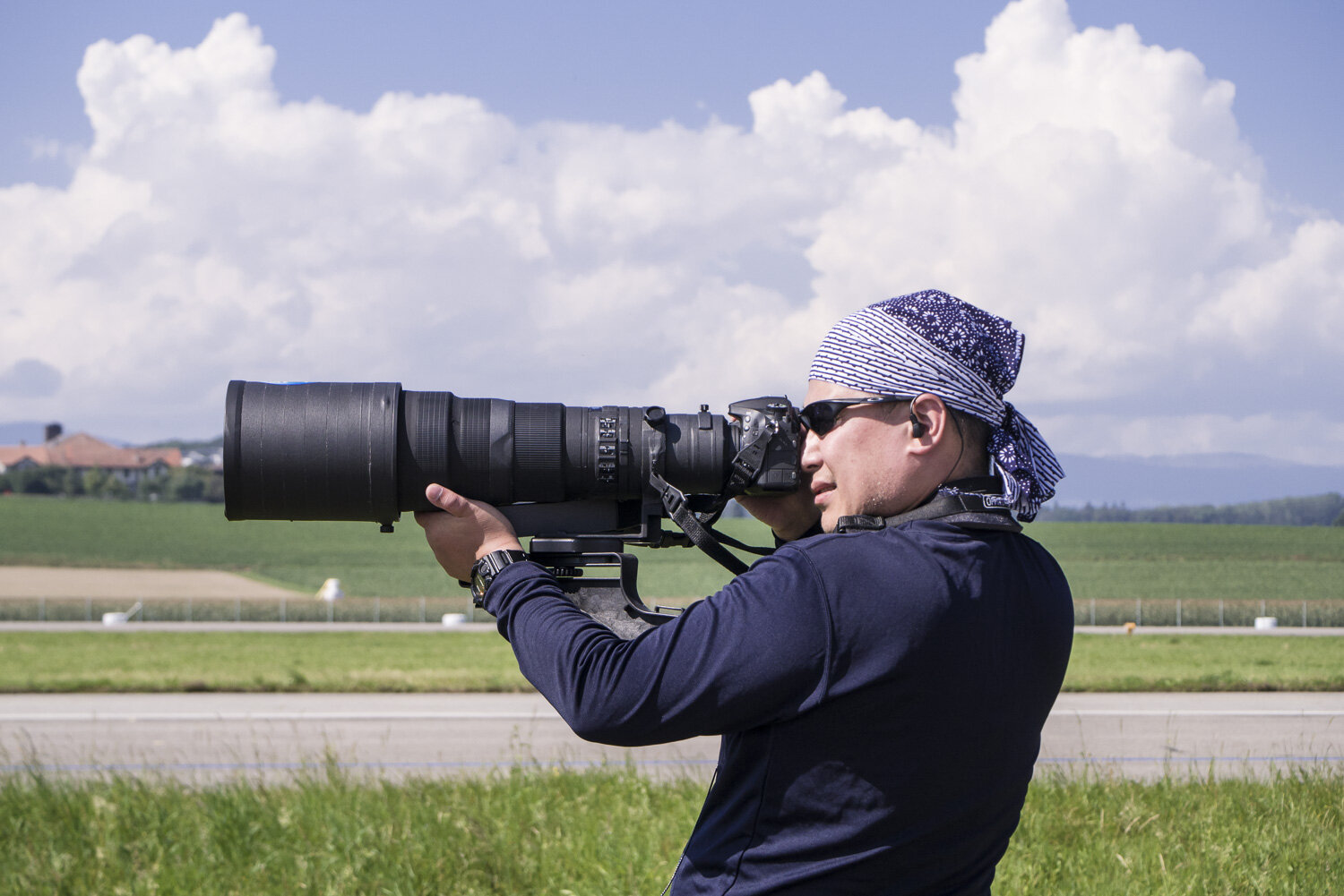 Un spotter ninja mitraille un avion de chasse avec un téléobjectif