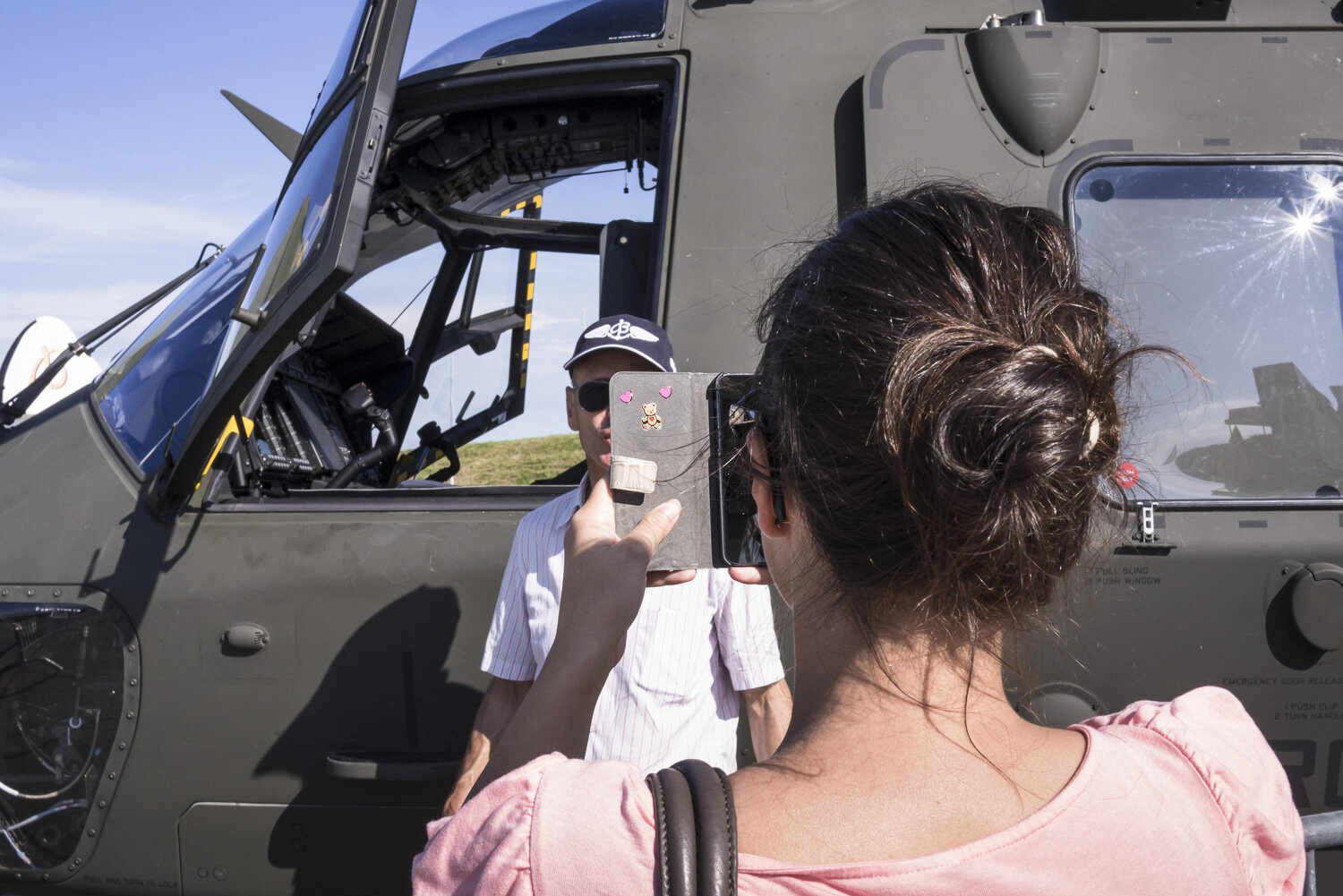Séance photo-souvenir devant un hélicoptère de guerreSéance photo-souvenir devant un hélicoptère de guerre