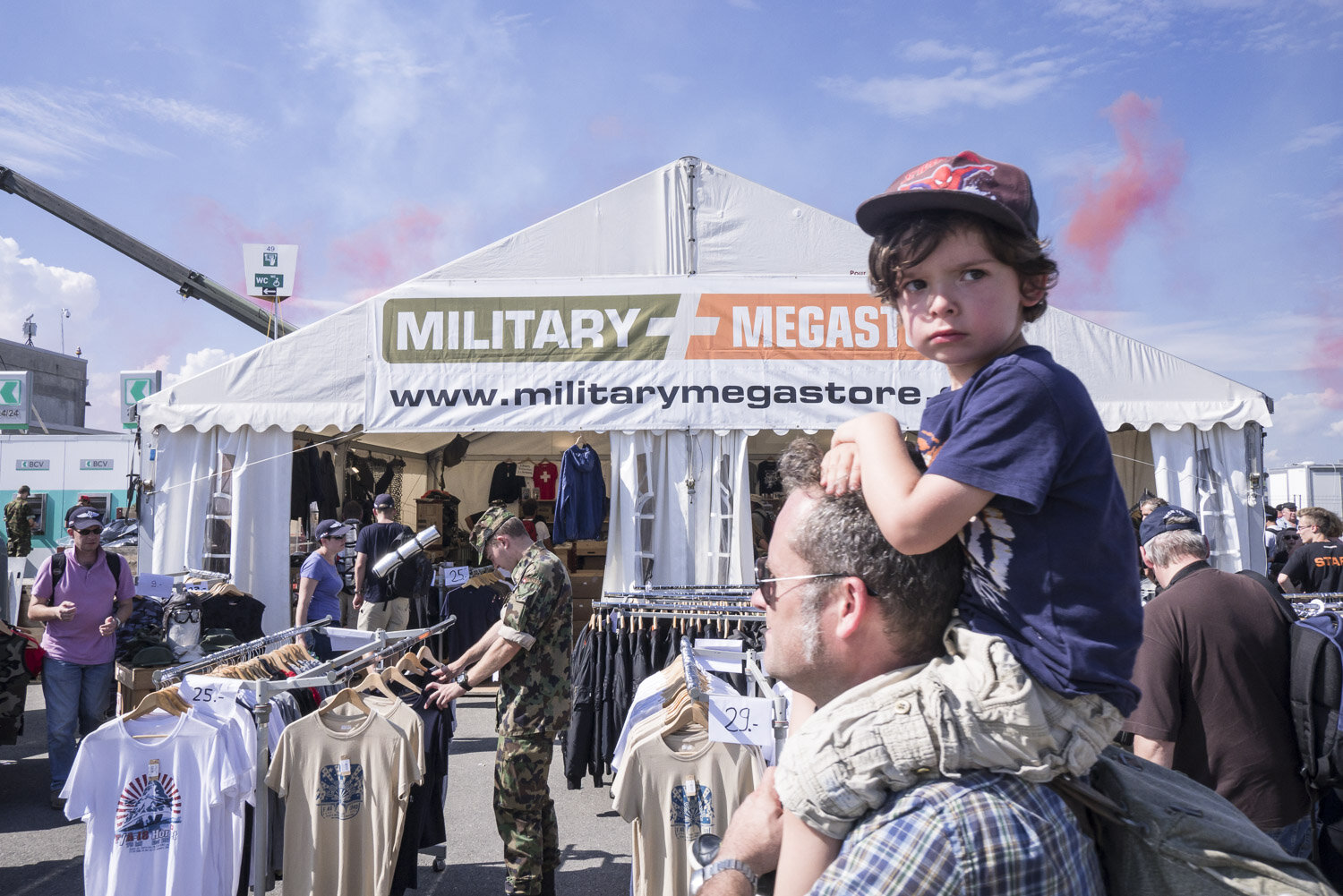 Père accompagnant son fils au Military Megastore durant le meeting AIR14