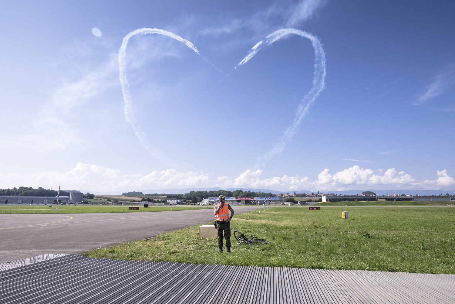 Coeur de condensation formé dans le ciel par une patrouille de chasse