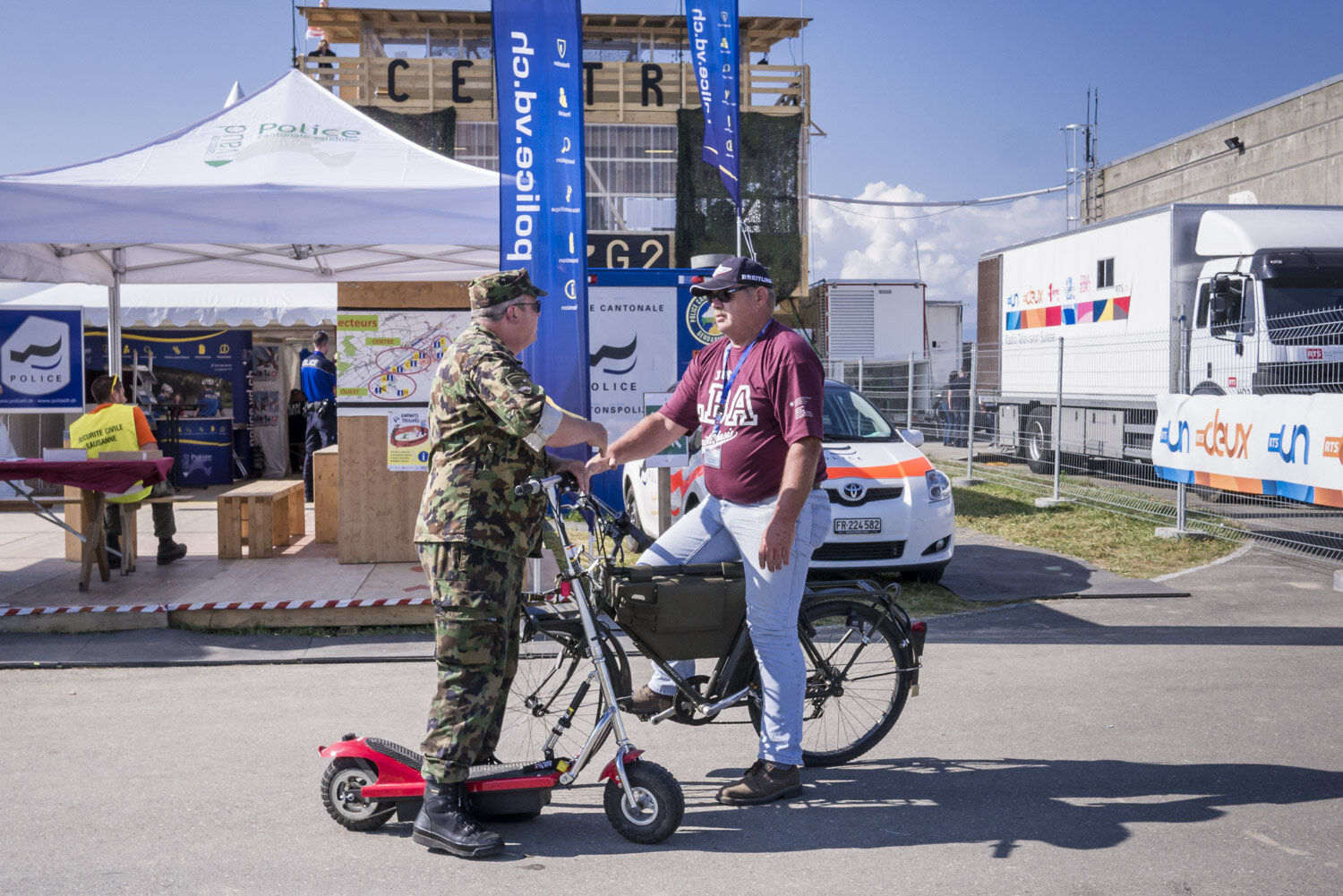 Militaire en trotinette et organisateur en vélo militaire lors du meeting AIR14