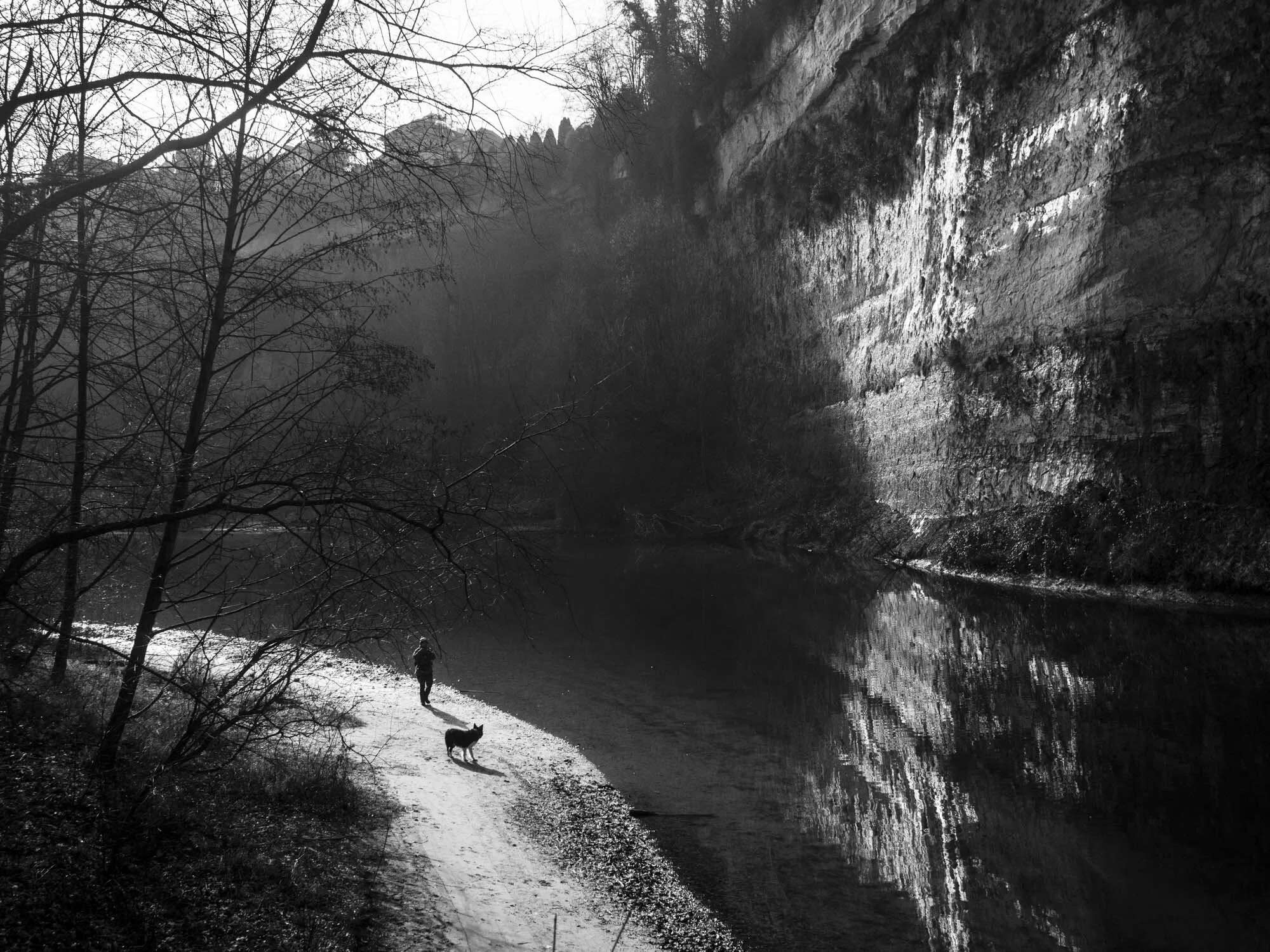 La Sarine et les falaises des Neigles et du Grabensaal vu de la passerelle à Fribourg