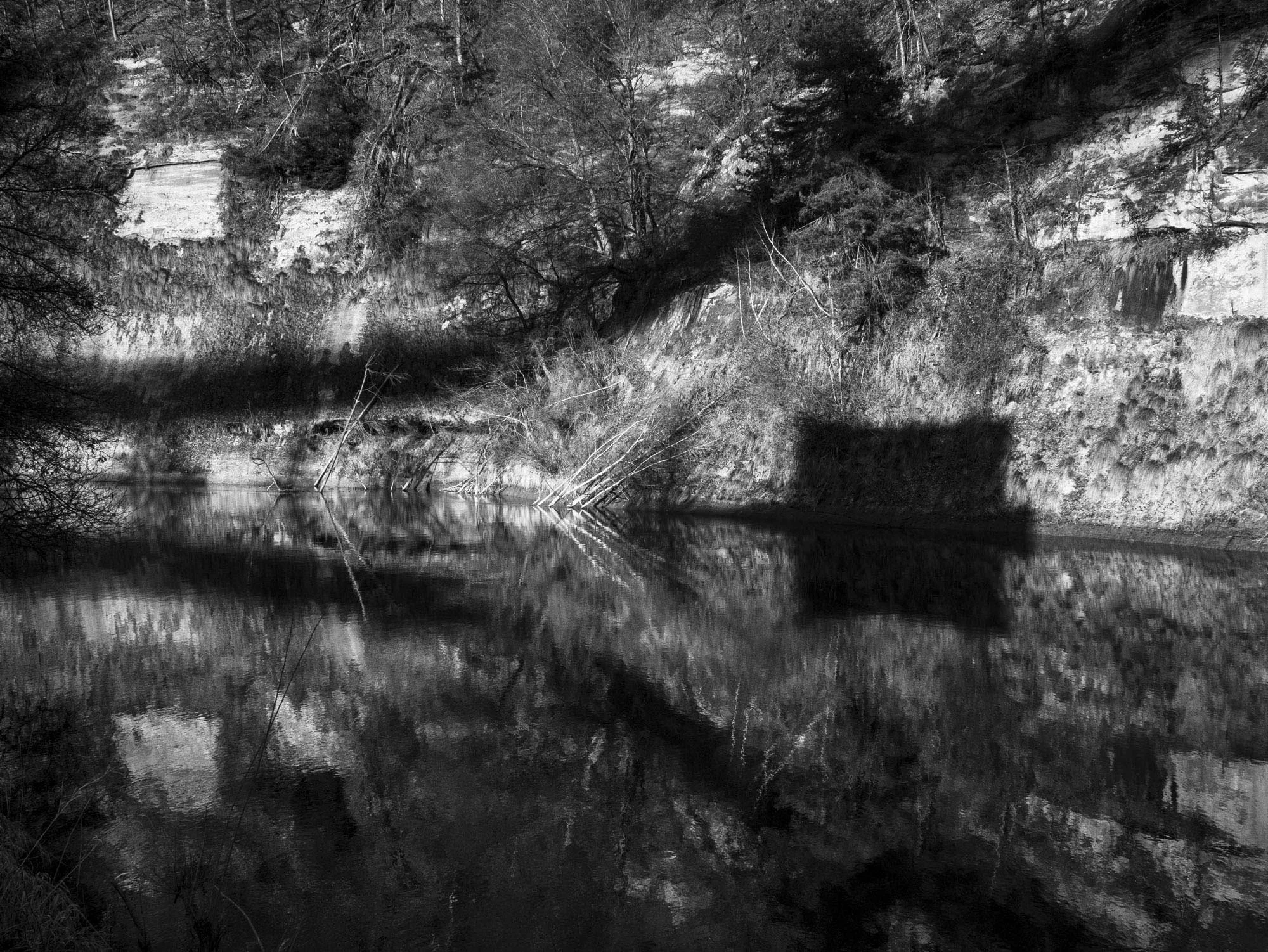 Projetion d'ombres et de formes géométriques dans les méandres de la Sarine à la hauteur des Neigles à Fribourg