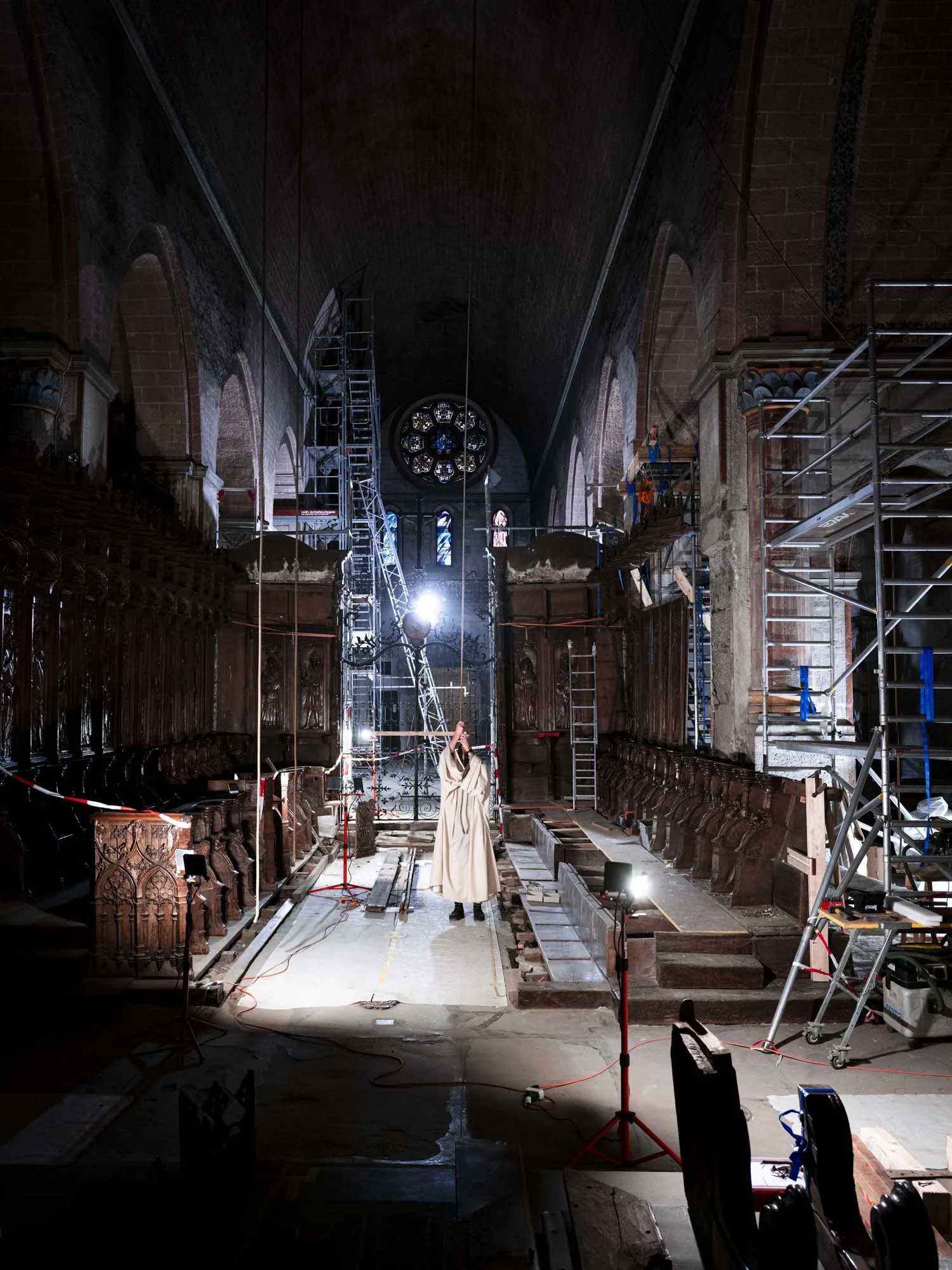 un moine sonne les cloches de l'église de son abbaye cistercienne en chantier