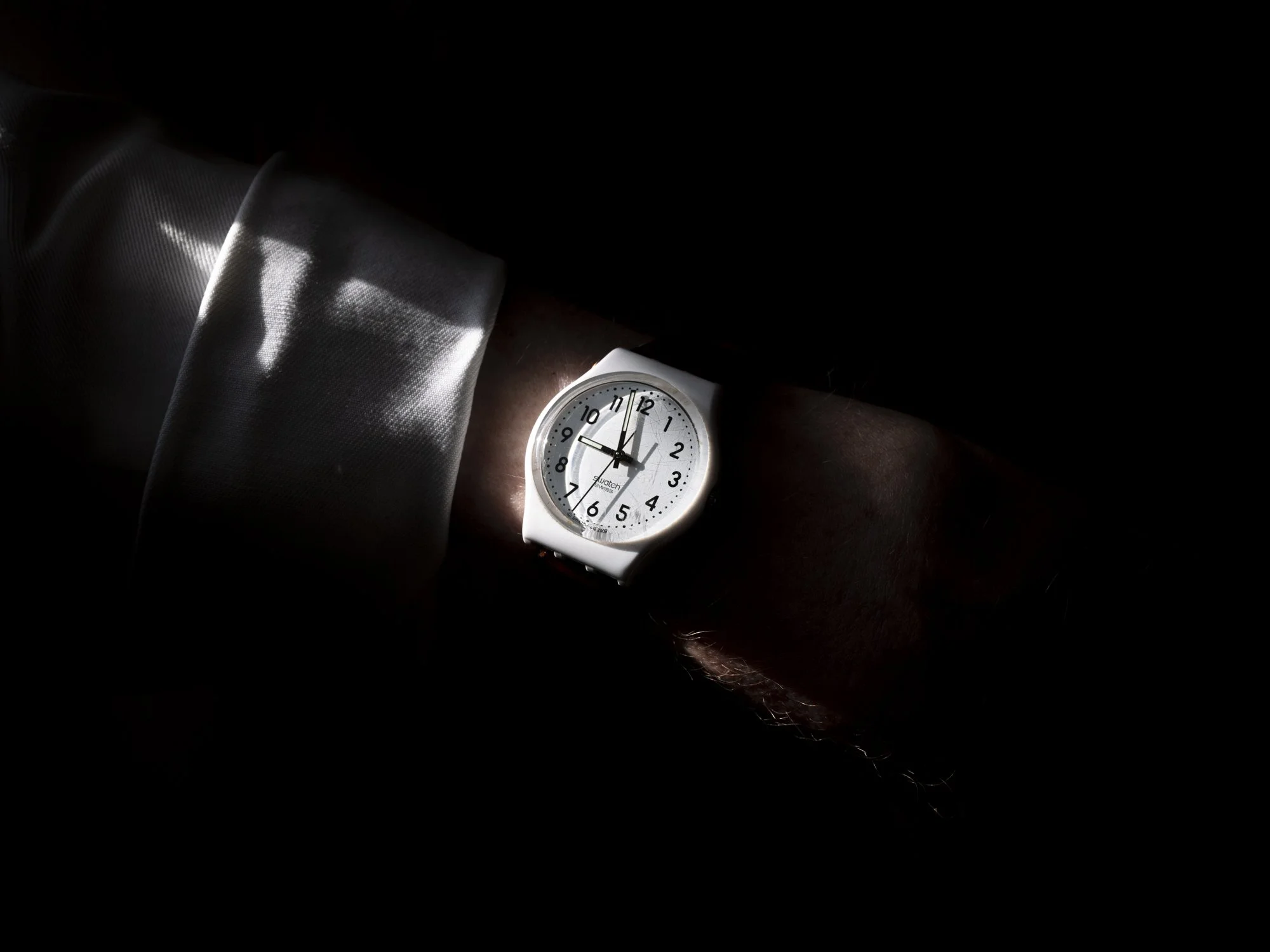 montre swatch au poignet d'un moine cistercien