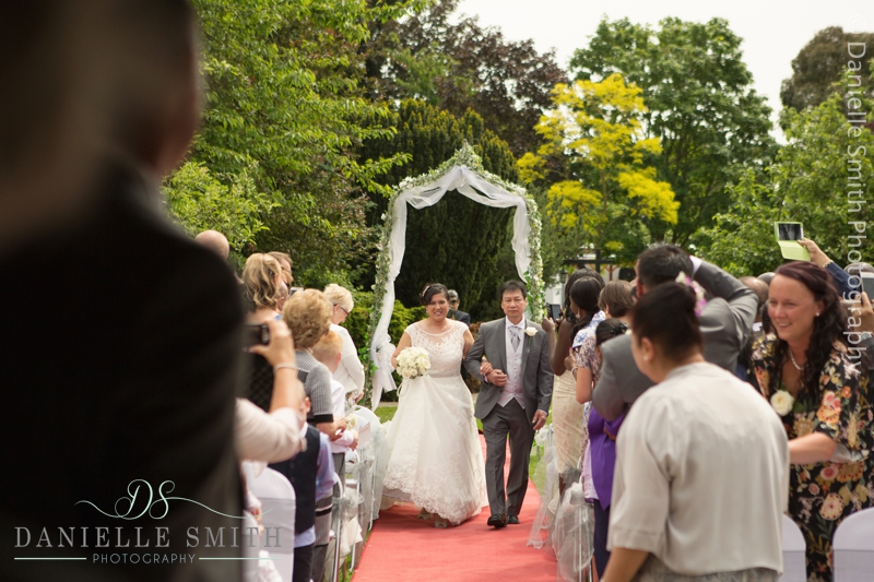 dad walking his daughter down aisle at ye olde plough