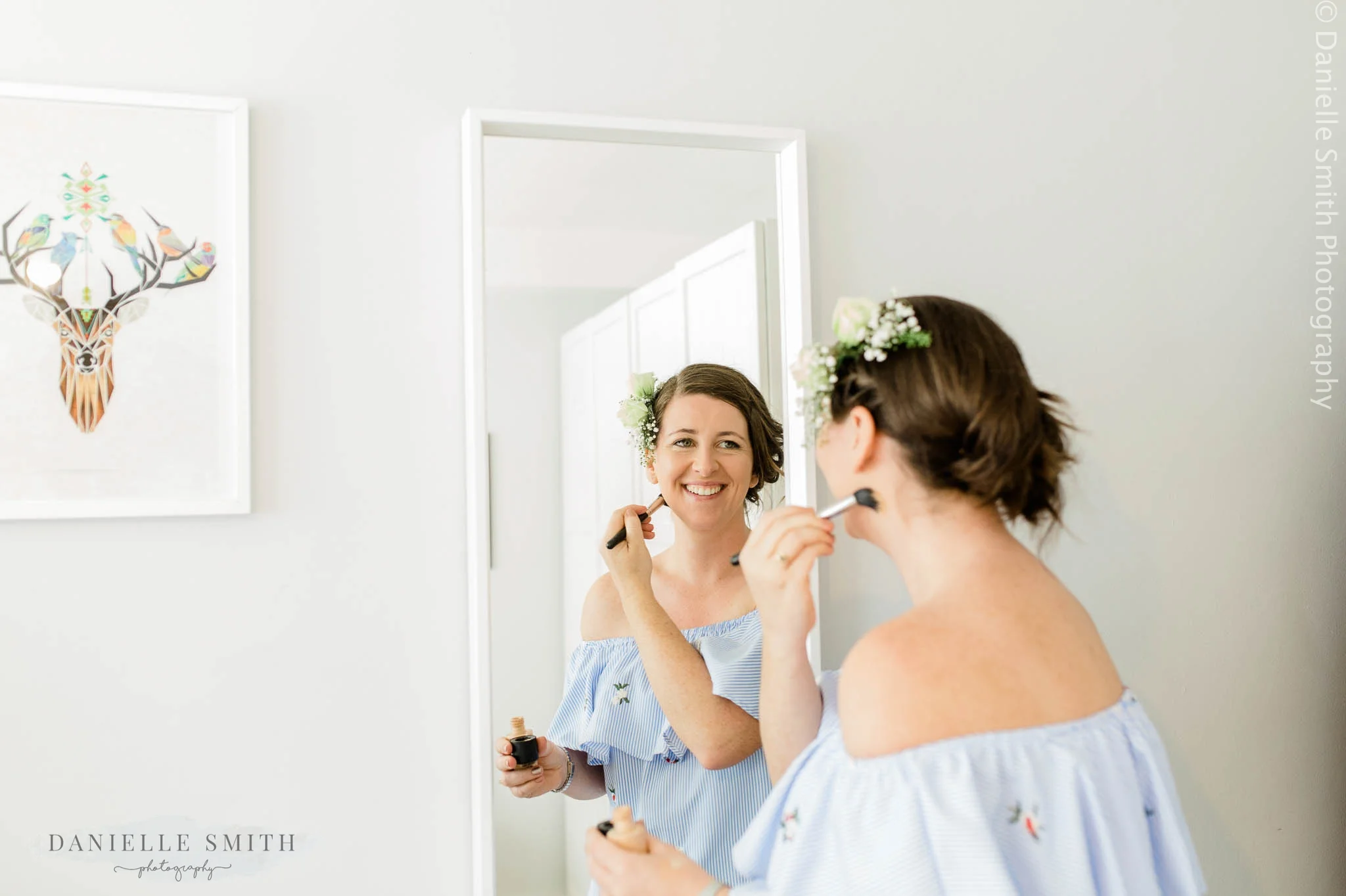 bride doing her make up in the mirror - relaxed and fun wedding