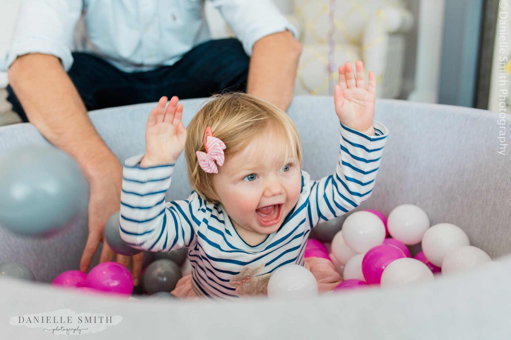 baby girl first birthday family photo shoot at home