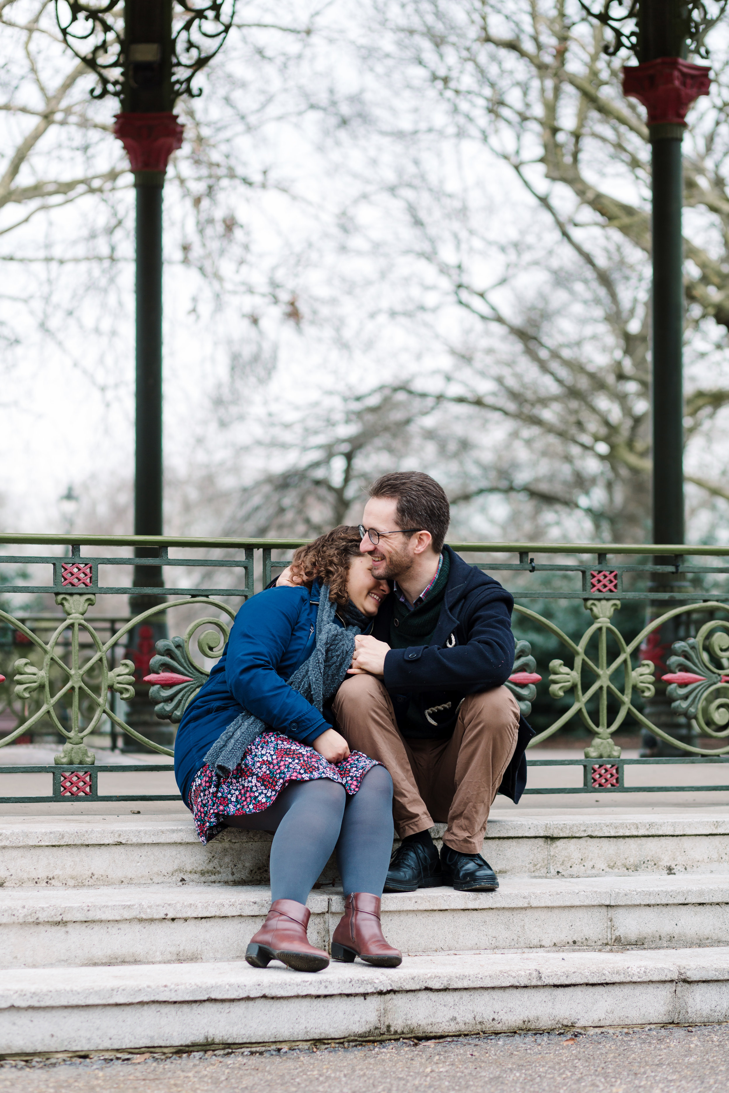 couple sitting on steps in battersea park