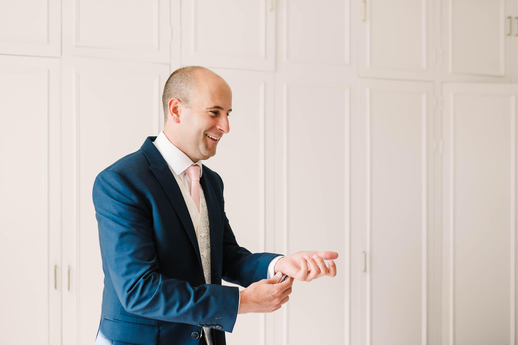 groom getting ready on wedding day