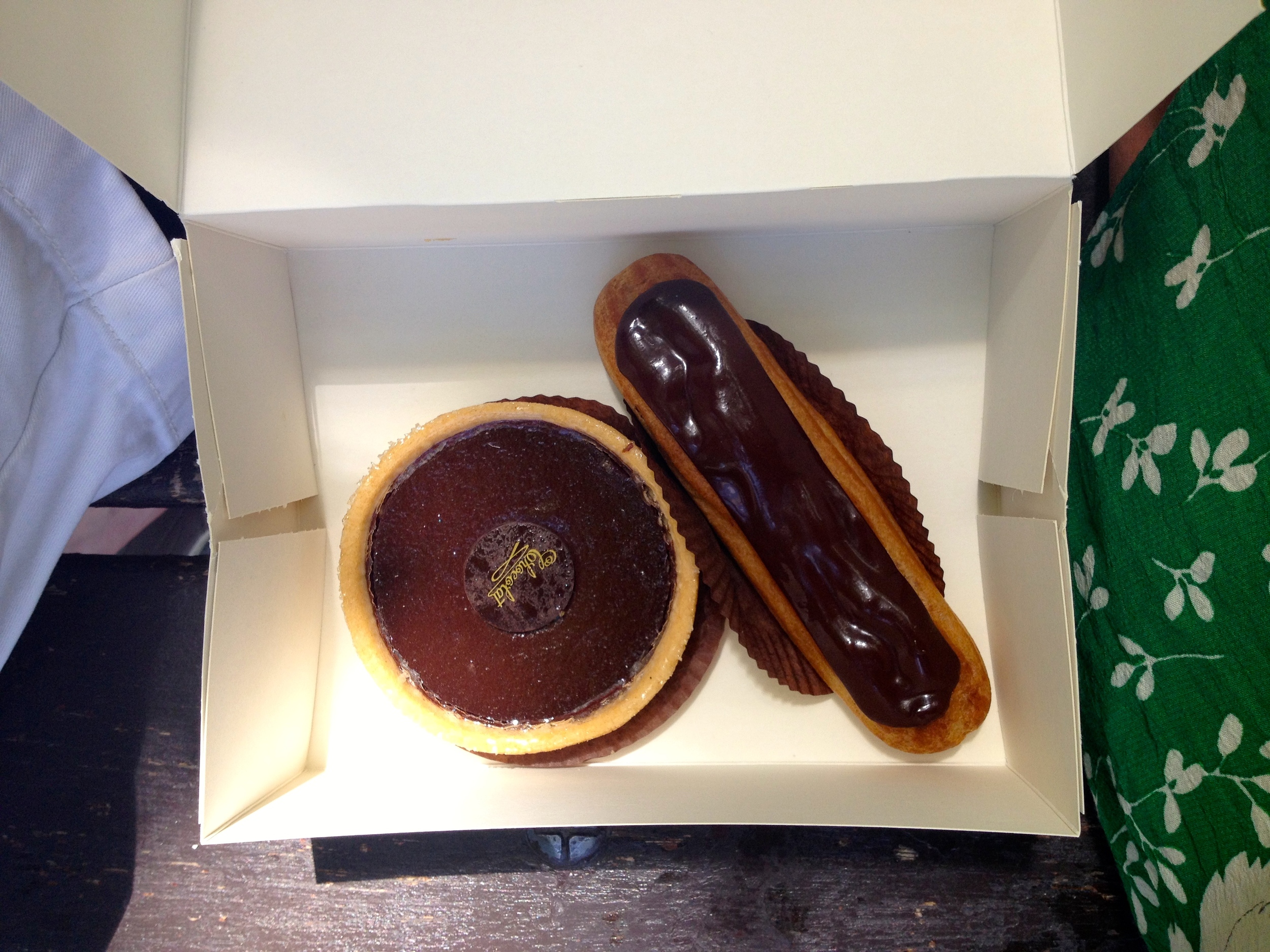 In case it's not clear, I like chocolate. Here we have a tarte au chocolat + éclair. Miam miam!