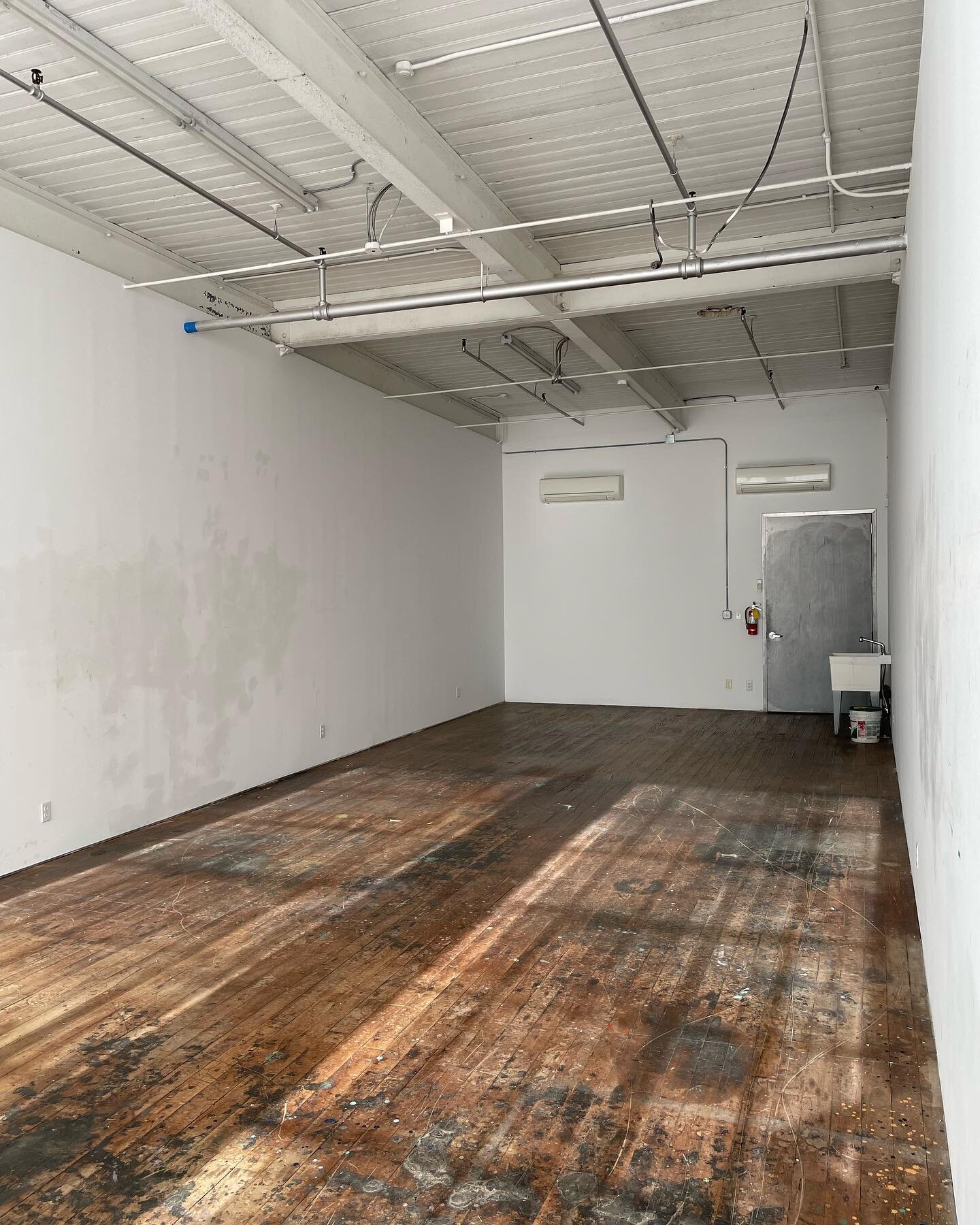 *ALERT* Atlas studio space available. 710 sq ft. Original floors, 2 large windows and sink. Comes with heat, AC, 24/7 access and WiFi. Dm for details or call or stop by to see it in person! 
#studio #studiospace #newburghny