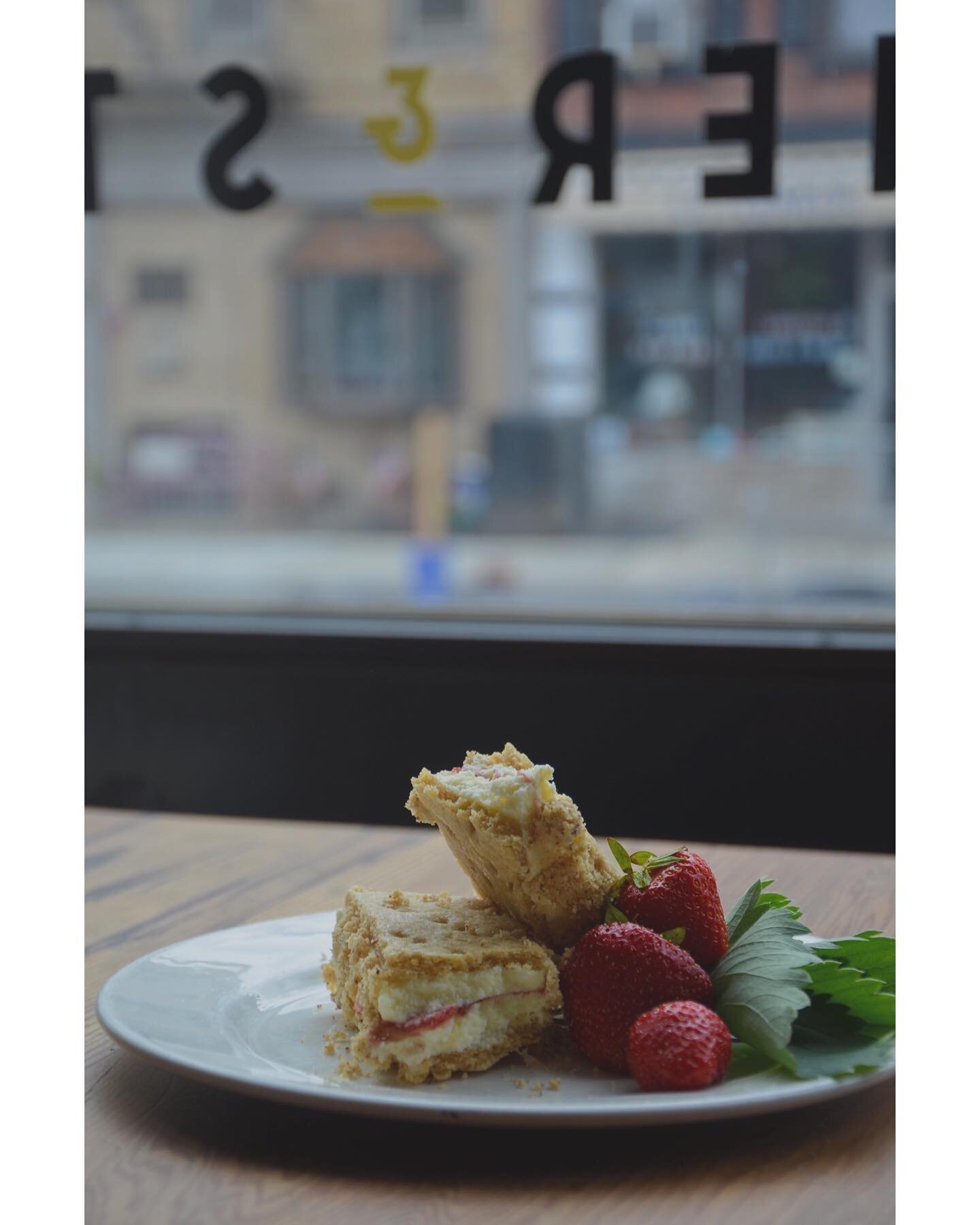 We will be open on July 4th from 8-12pm and will be at our usual spot at the @unsqgreenmarket the full time from 8-4pm!! ⠀
⠀
⠀
Featuring our latest ice cream sandwich: lemon snap cookie, sour cream ice-cream w. strawberry jam swirls &amp; coated with