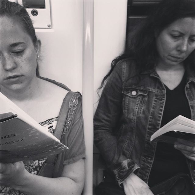 &quot;El camino del sol&quot; Lisa Kleipas &quot;Adi&oacute;s, mu&ntilde;eca&quot; Raymond Chandler 
#mujeresqueleen #gentefeliz #gentequelee #bookstagram #instabook #instaproject #nice #phorography #art #culture #travlegram #library #love #streetart