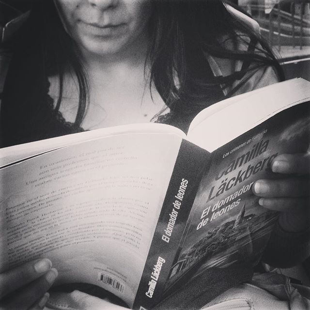 &quot;El domador de leones&quot; Camilla L&auml;ckberg. 
#reader #blackandwhite #people #street #booktuber #bookstagram #booklover #bookaddict #travelgram #subway #metro #madridmemola #gentequelee #mujeresqueleen #photooftheday #photography #project 