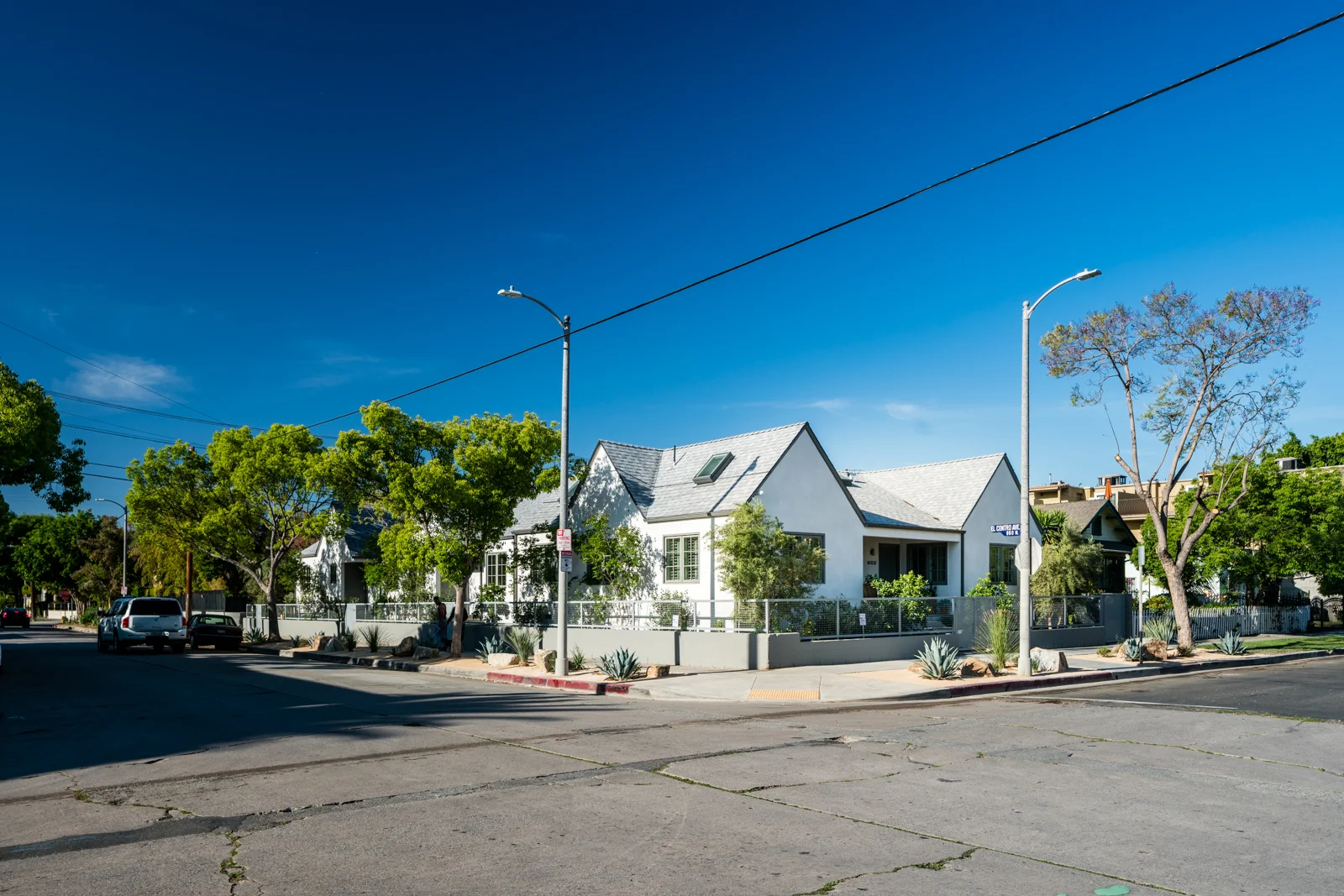 Cara Cara Hollywood - Corner View