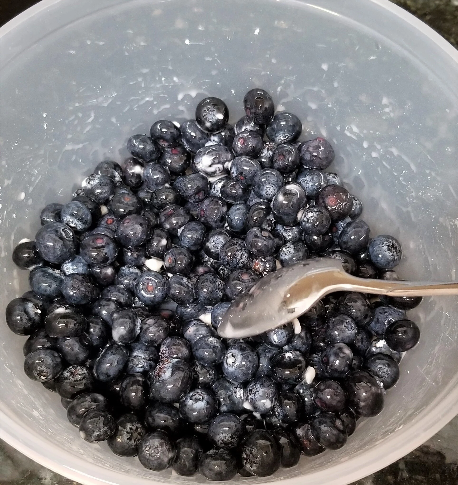 Adding cornstarch to fresh blueberries 