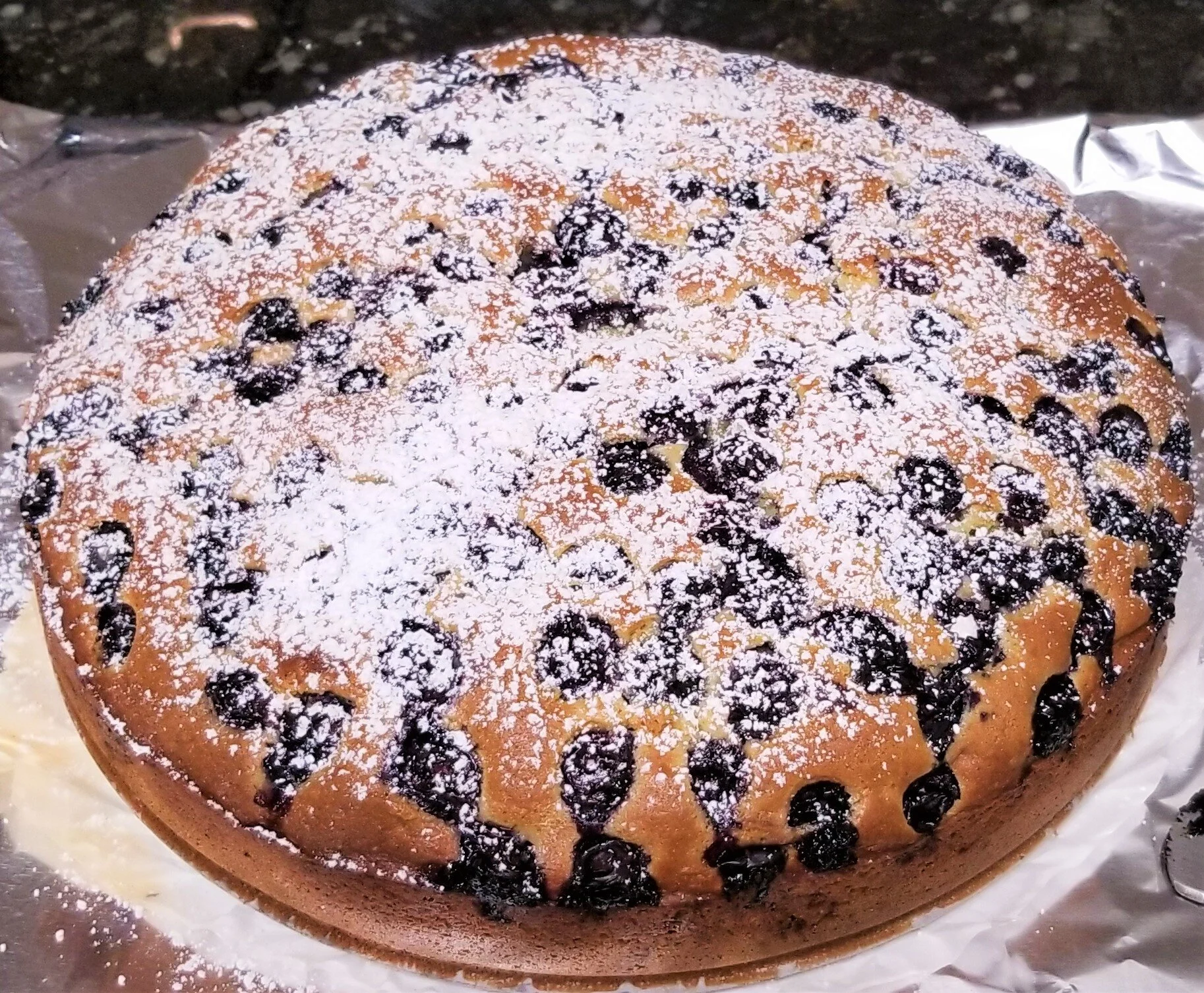Blueberry and lemon cake with powdered sugar