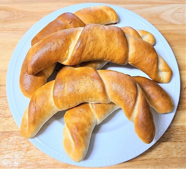 8th week of quarantine calls for bread baking! 🥖 This is a traditional Hungarian &ldquo;crescent rolls&rdquo; type recipe that is easy to make and so damn good 🤤Check out the recipe, link in bio 👉🏼
*
*
*
*
*
#lifestyleblogger
#lifestyleblog
#styl
