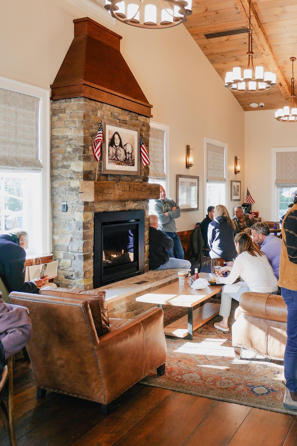  No wonder the community loves it: Wilson's by High Watch is set in a lodge-like space with cozy fire. 