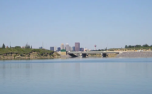 Glenmore-Dam-and-reservoir-with-downtown-Calgary-in-the-background-2008.jpg