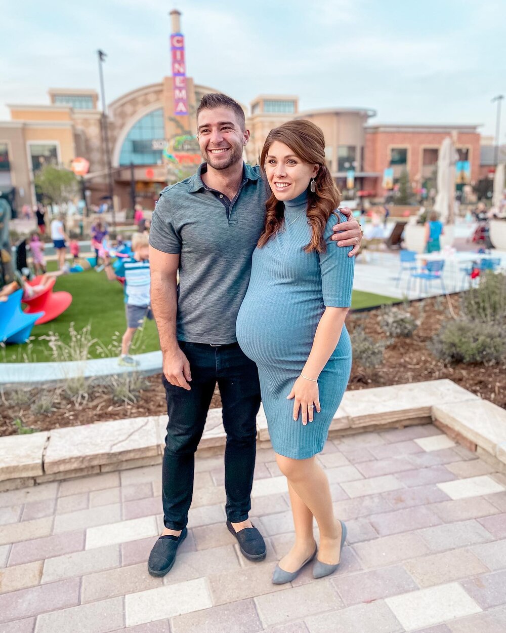 About to pop! Time to get all the date nights and quality time in before we enter the newborn baby season again! 
We had the best time this weekend at the grand reopening of @shopsouthlands ! They seriously have the best shopping, restaurants and fun