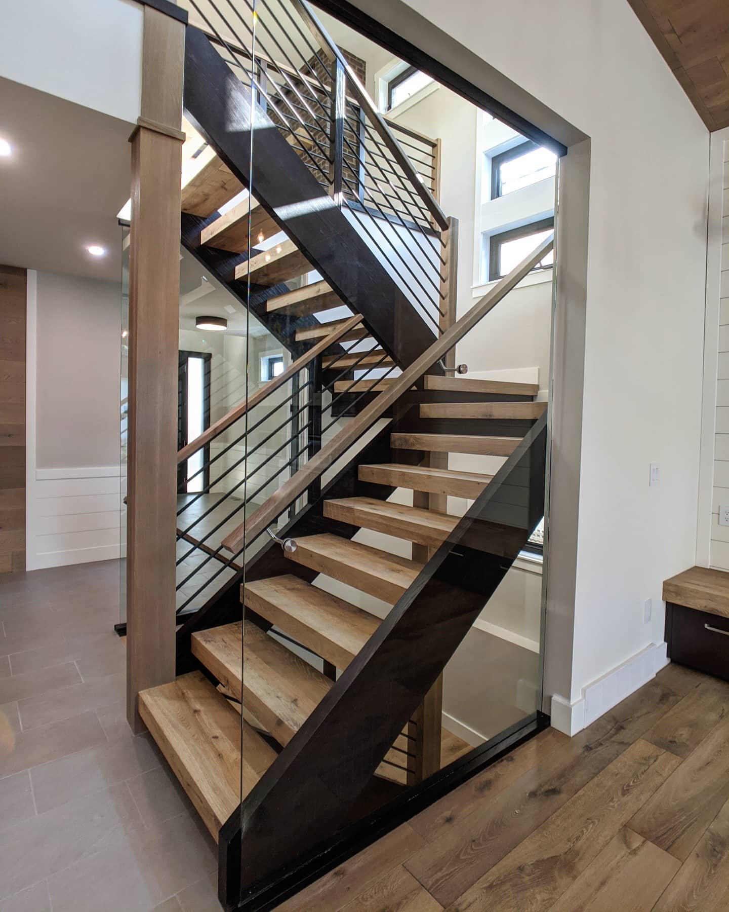 We love this two tone staircase, along with the combination of glass and horizontal bars, it's perfect. Amazing stair and railing for an amazing customer.

#bpbanister #railings #stairs #saskatoon