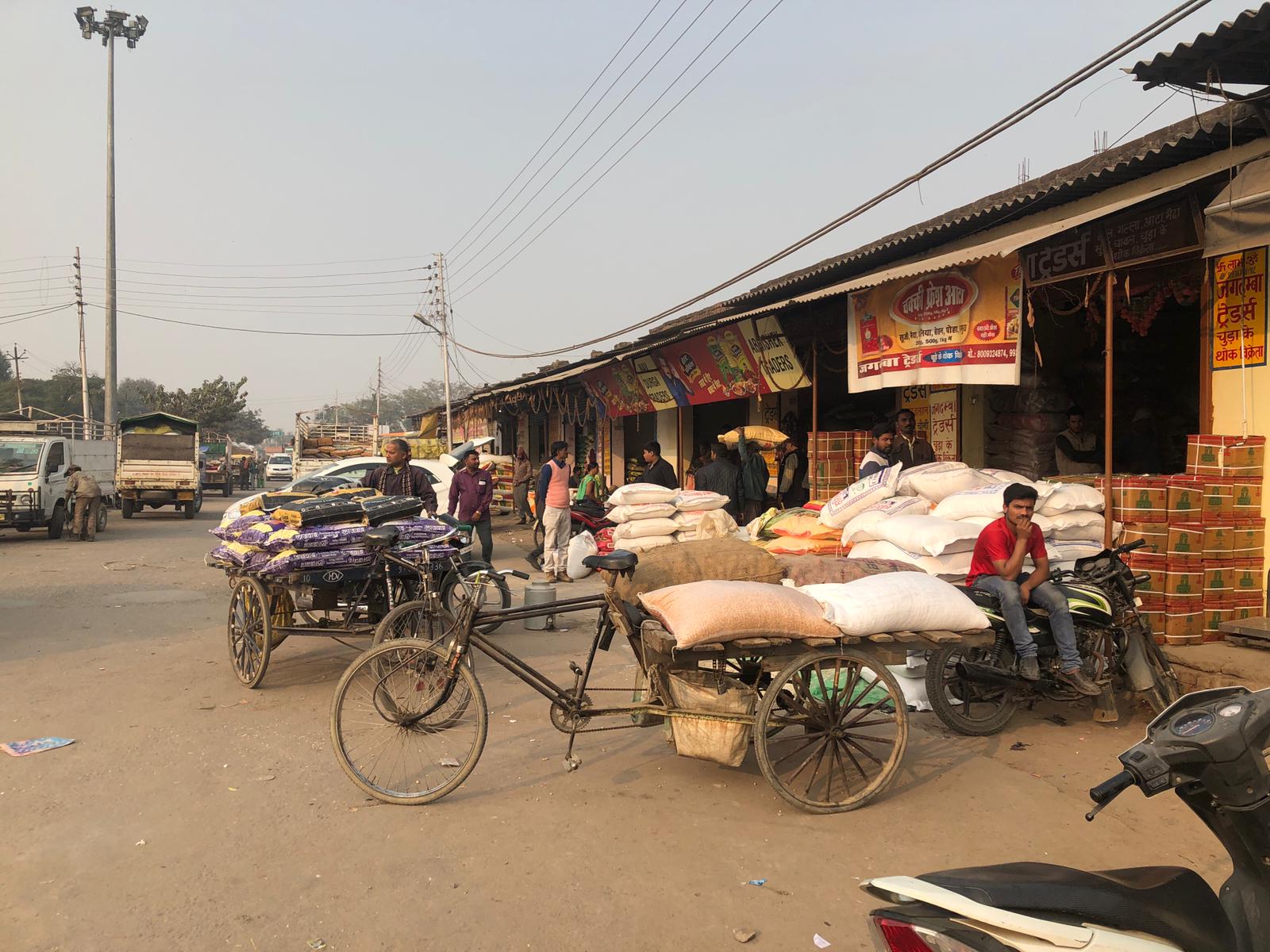  Larger-scale grain traders at the market in Gorakhpur, the city closest to Pharenda 