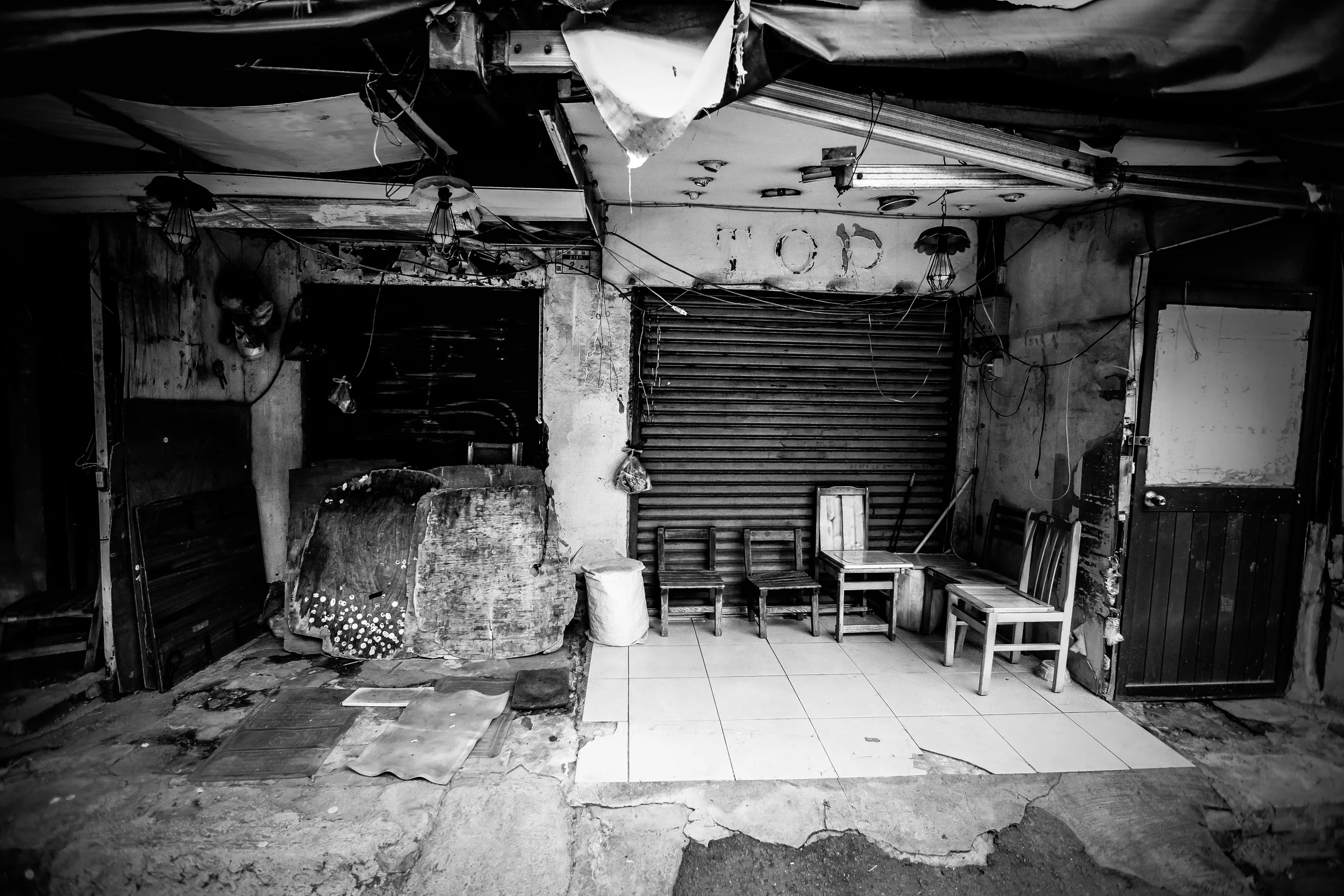 A building that was once probably a busy area for selling things, now dilapidated. (新莊廟街附近) 