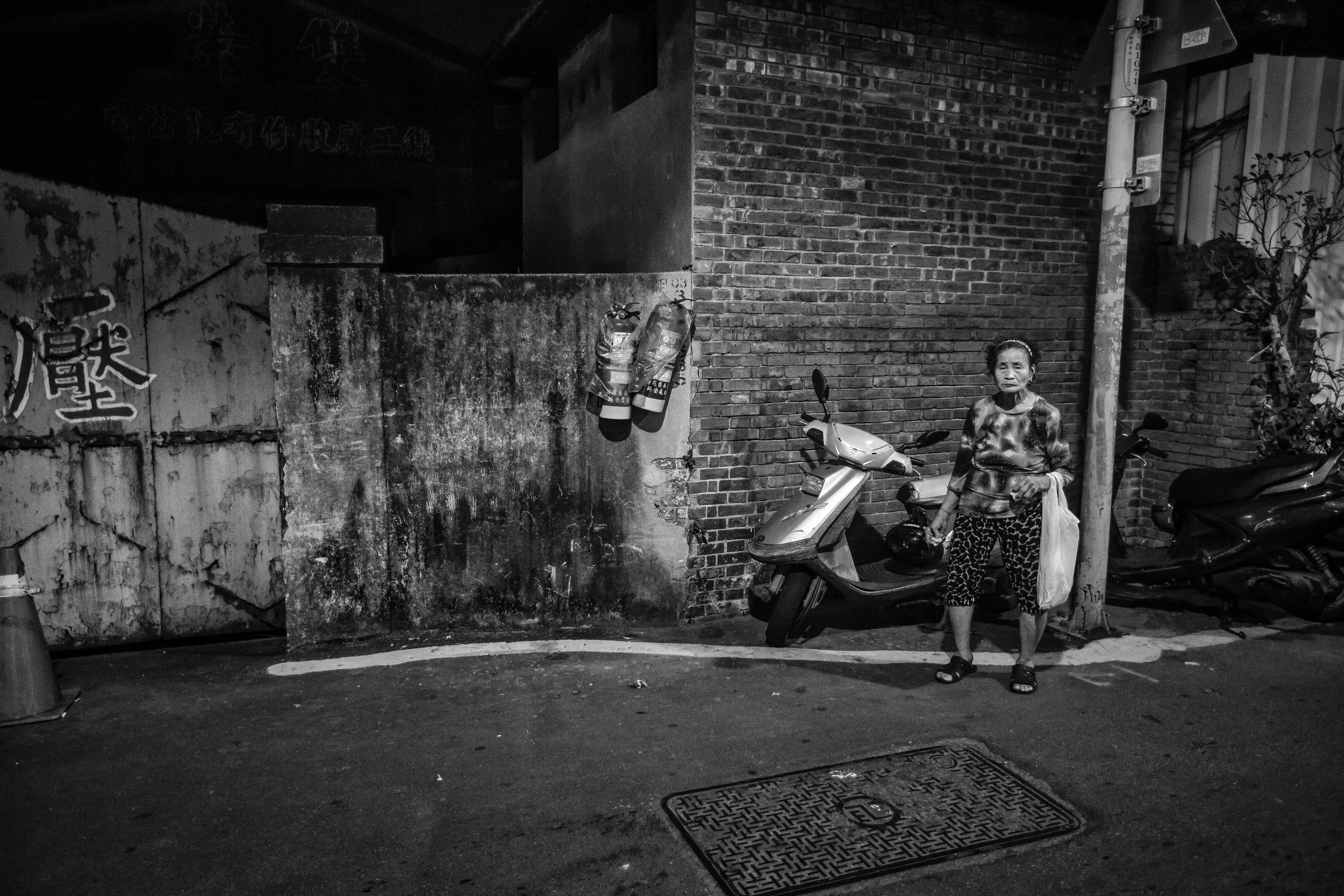 An elderly Taiwanese lady in a back alley near Xinzhuang Temple Street (新莊廟街附近的小巷子裏遇到的阿媽) 
