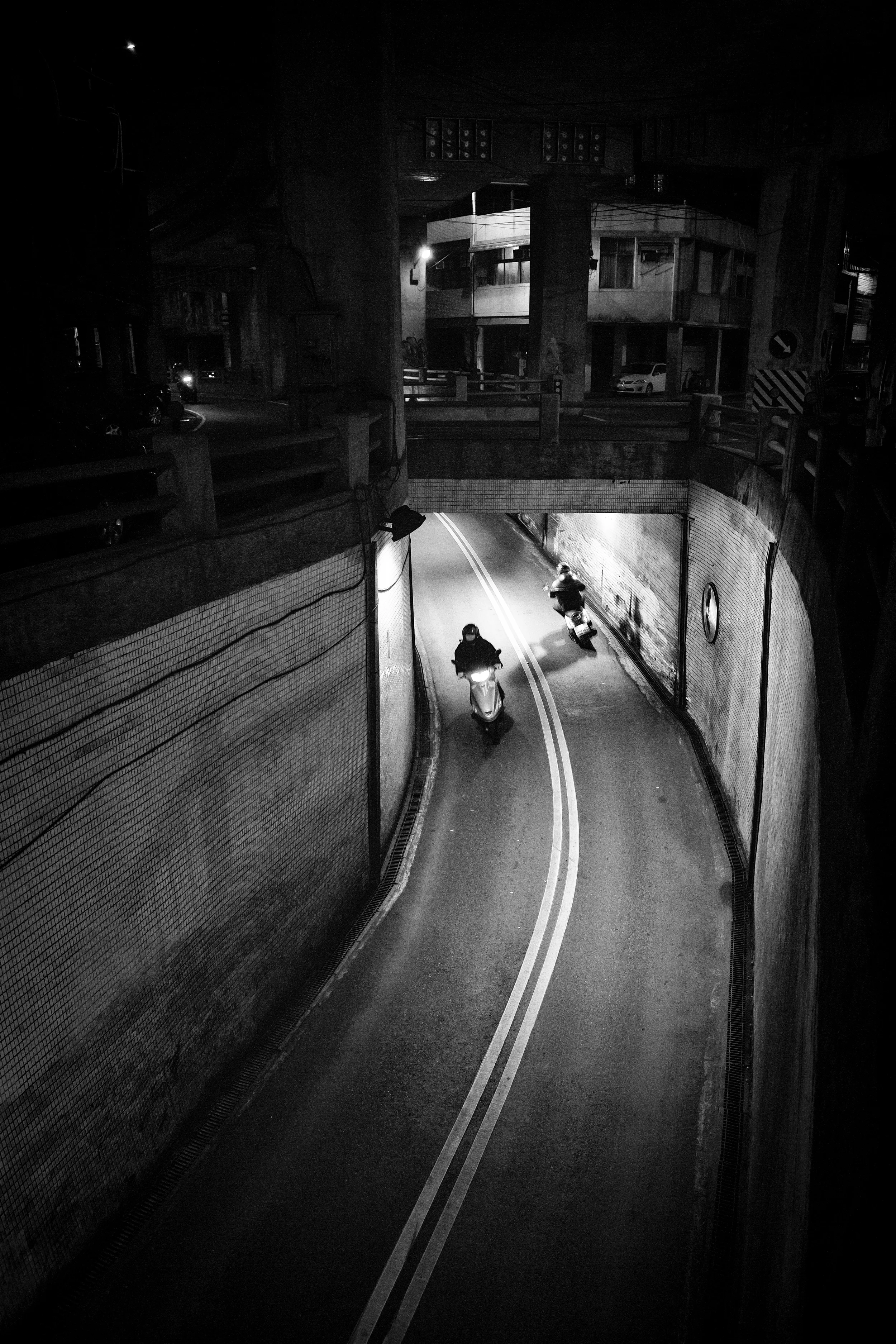 Scooter traffic through an underpass near Zhongli Train Station (中壢車站附近的地下道) 